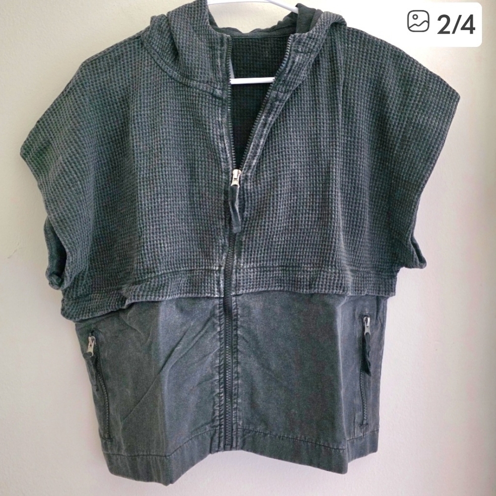 Mono B Gray Hooded Short-Sleeve Zip Front Sweatshirt